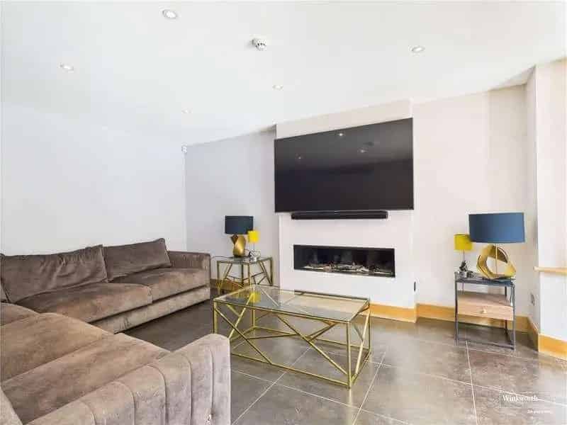 5 Bed House for Sale Turnkey Home 2834 sqft