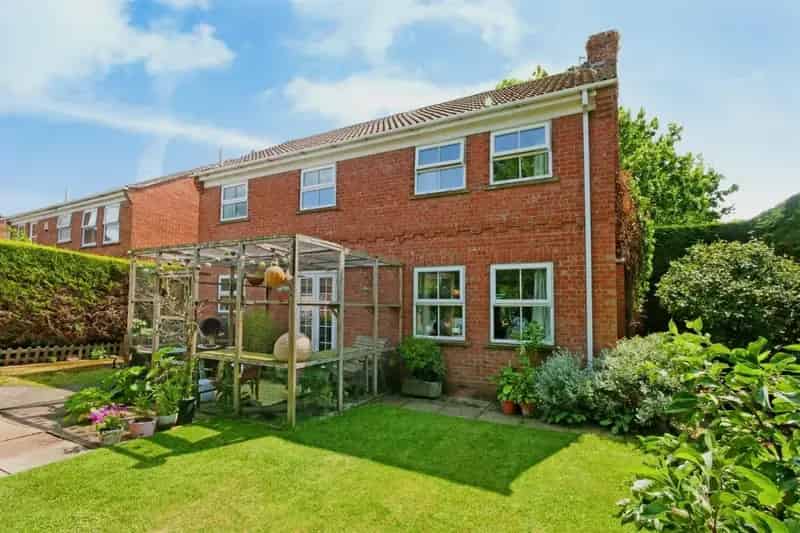 Four Bedroom Detached House in Wigginton