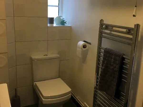 2 Bed Flat near East Dulwich Station  Refurbished Bathroom