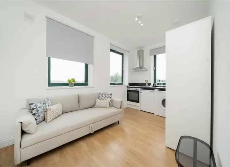 Second Floor Studio Apartment near Brent Cross with Parking