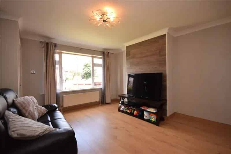2 3 Bedroom Extended Semi Detached House LS10 Great Commuter Links