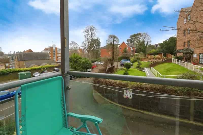 Stunning One Bedroom Apartment Town Centre Allocated Parking Balcony