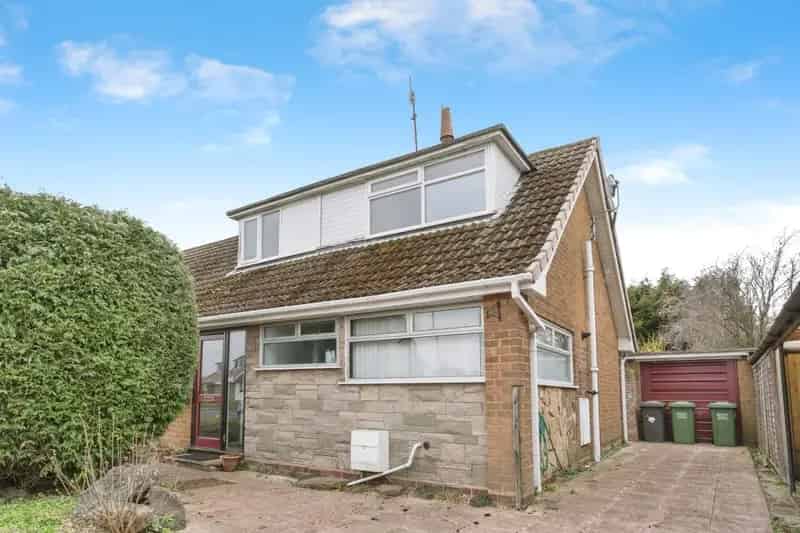 4 Bedroom House with Large Garden and Garage