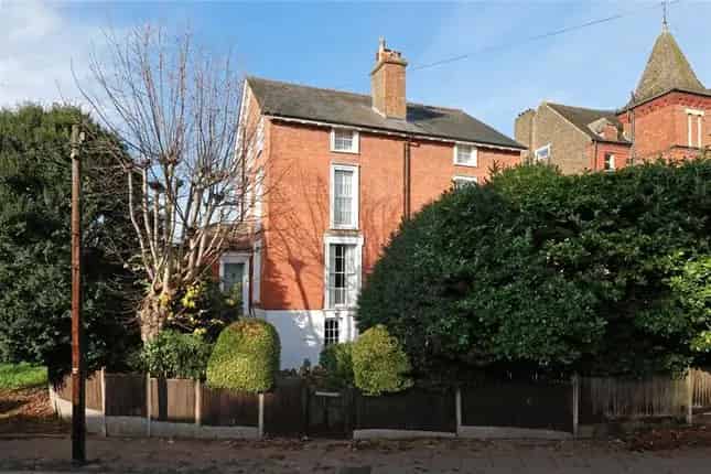 Semi-Detached House for Sale in Wimbledon Crooked Billet SW19