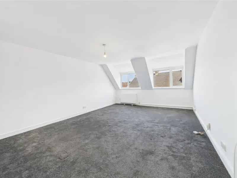 1 Bedroom Flat Top Floor Allocated Parking