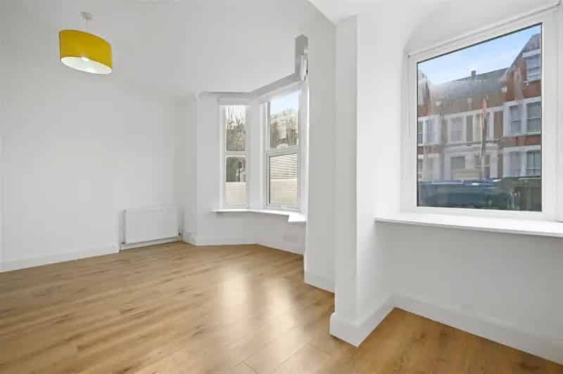 2 Bedroom Flat House to Rent in Acton