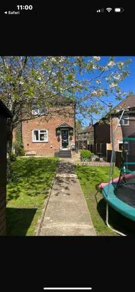 Lovely 3 Bed House with Garden and Driveway