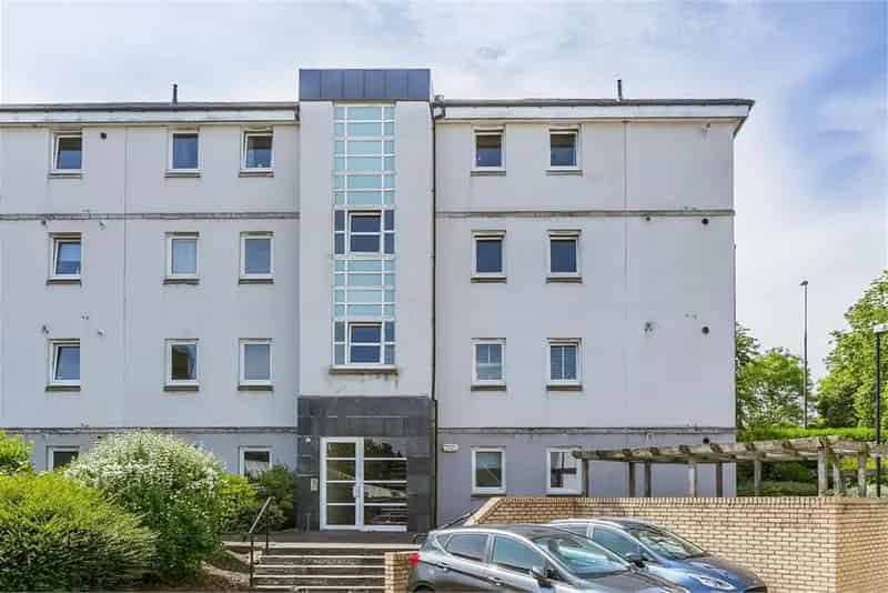 3 Bed Flat Top Floor with 1 Reception Room and Parking