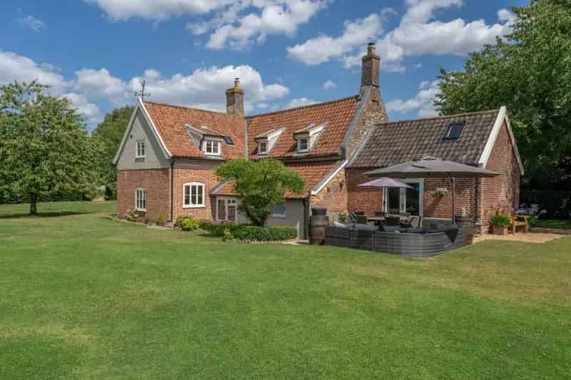 Grade II Listed Cottage Hardingham Norwich 4 Bedrooms 3 Bathrooms