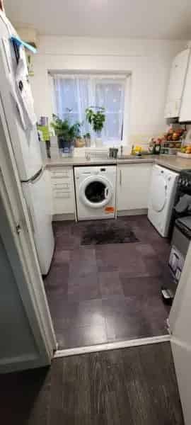 2 Bedroom Flat Near Schools and Train Station