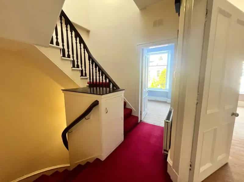Spacious West End Double Upper Flat Unfurnished