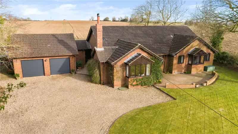 4 Bedroom Detached Bungalow with Tennis Court