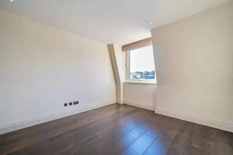 Beautifully Appointed Flat with Abundant Natural Light
