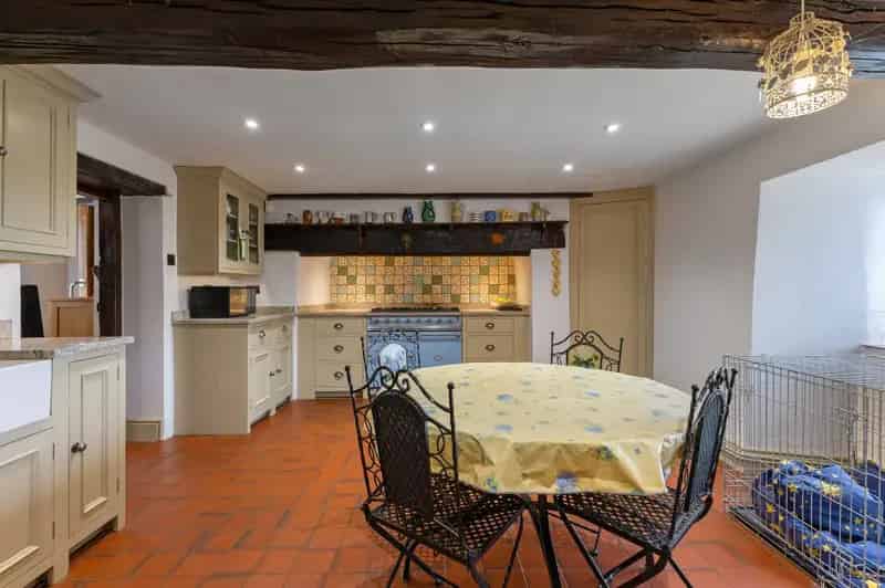 6 Bedroom Detached Farmhouse with Cottage and 4 Acres