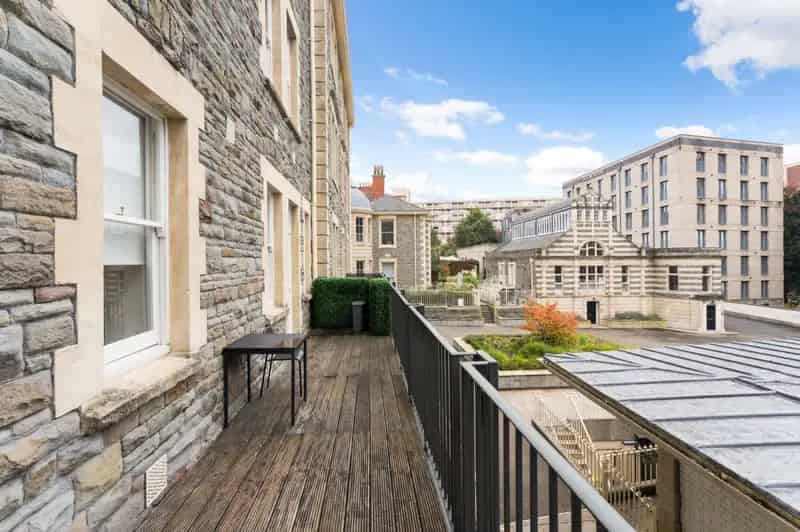 2 Bedroom Flat for Sale in Historic Bristol Building