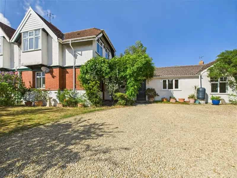 4 Bedroom Semi-Detached House with Annexe For Sale