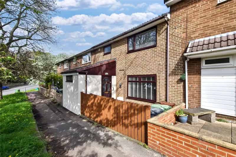 Three Bedroom Townhouse Farsley Near Town Street