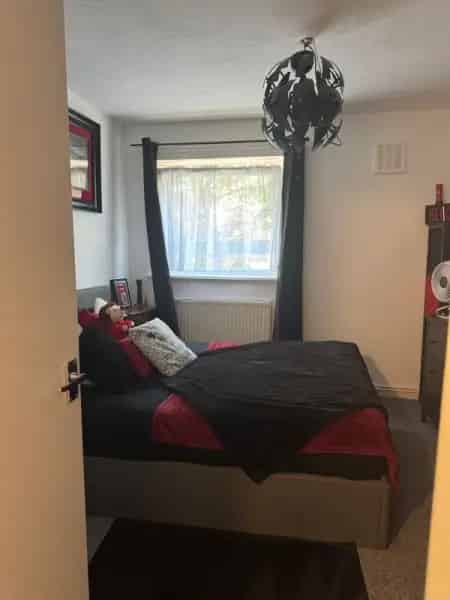 Spacious 2-Bed House New Bathroom Kitchen Windows Parking