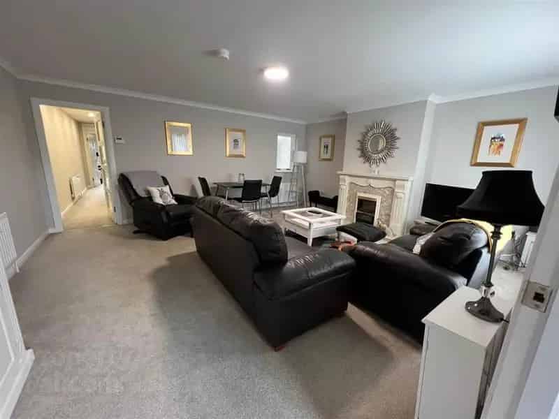 Refurbished 2-Bed Ground Floor Apartment with Parking