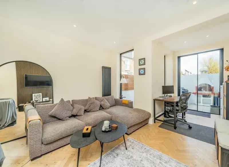 2-Bedroom House in Tooting  Stylish Refurbished Home Near Tooting Broadway