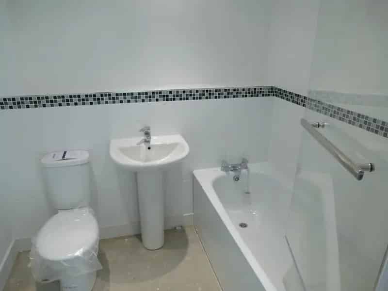 3 Bed Semi Detached House with En-Suite and Parking