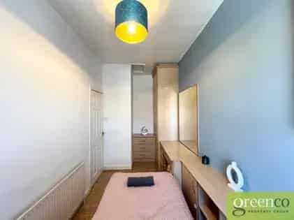 2 Bed Furnished House Atherton - Modern Decor, Private Yard