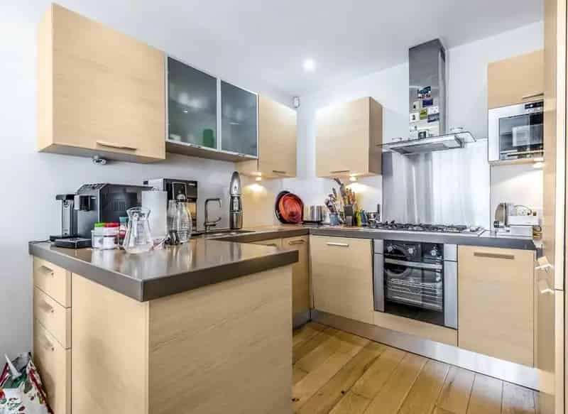 Three Bedroom Mews House with Private Garden and Parking