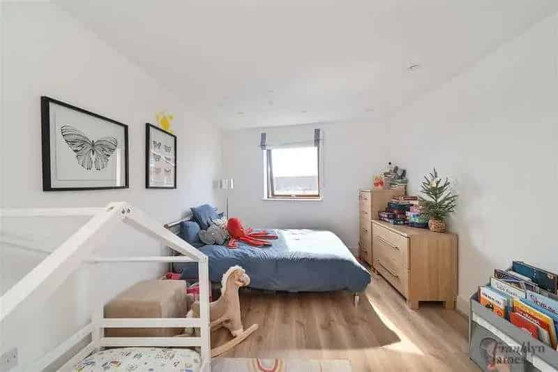2 bed flat for sale