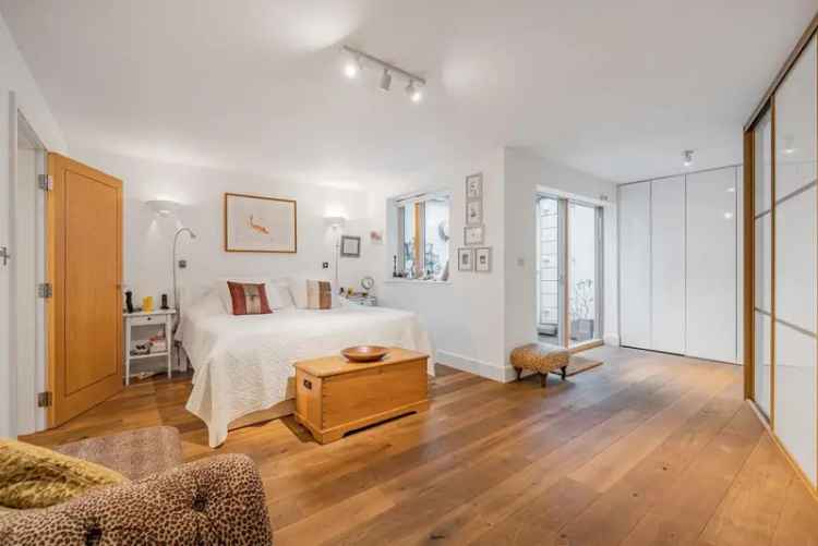 Flat For Sale in London, England