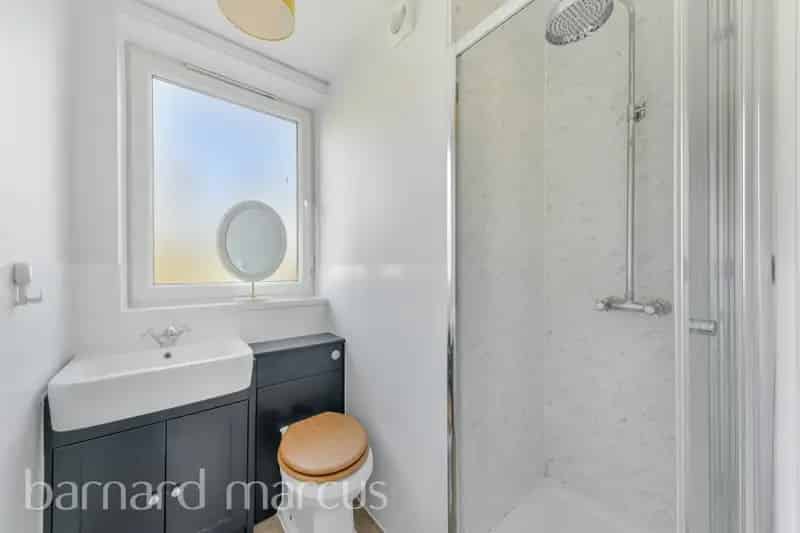 Large 4-Bed Split Level Apartment Near Putney High Street