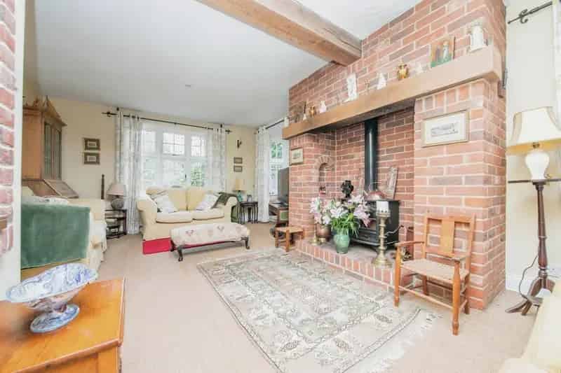 Stunning Detached Family Home with Swimming Pool and Extensive Gardens