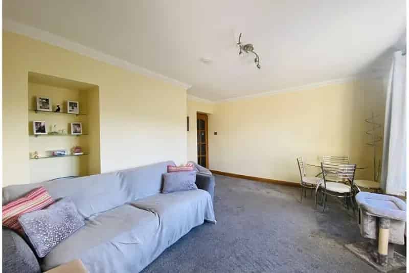 2 Bed Flat Top Floor Spacious Living Modern Decor First Time Buyer