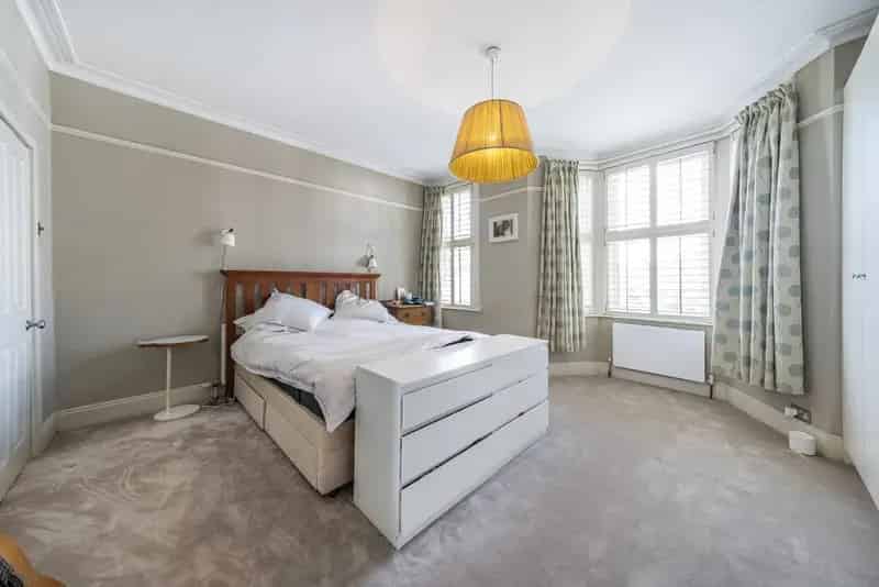 Four Bedroom Extended Terrace House 1800 sq ft South Facing Garden