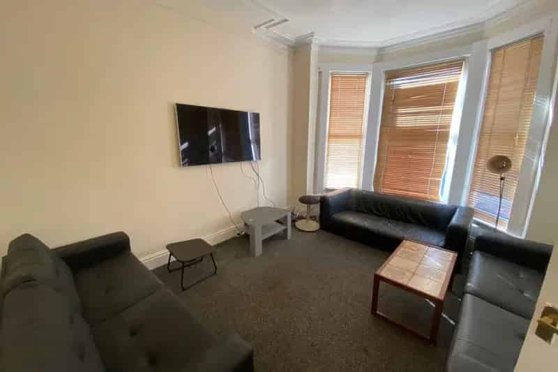 8 Bedroom House Available Now - Zero Deposit Guarantee