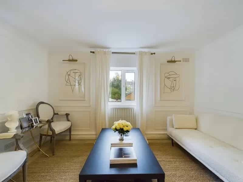 1 Bedroom Flat for Sale - Modernized, Parking, Garden