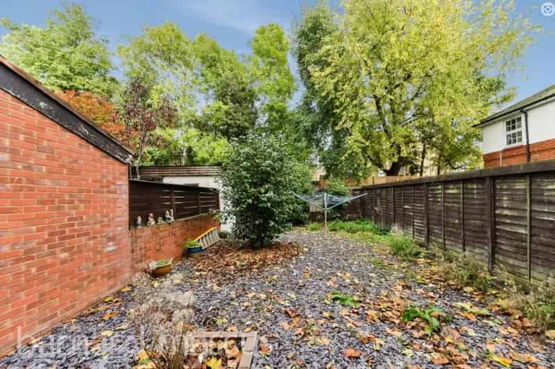 Two-Bedroom House in Chiswick with Private Garden