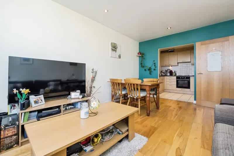 Spacious 2 Bed Apartment E15 - En-Suite, Parking, Great Transport