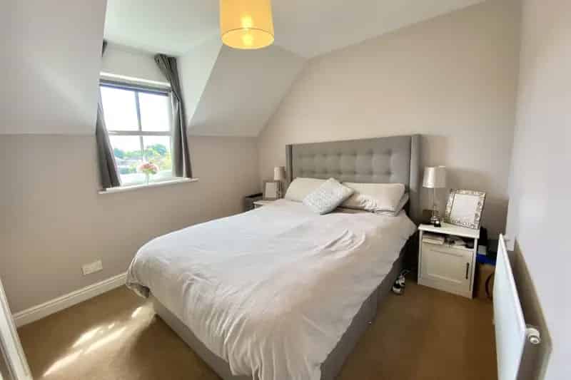 2 Bed Flat West Park - Secure Block, Off Street Parking, Zero Deposit Option