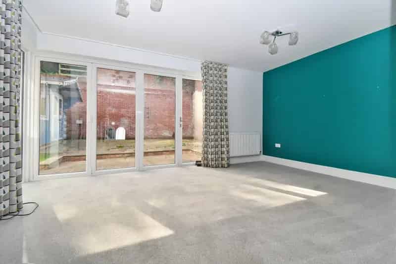 4 Bedroom House to Let in Apperley Bridge