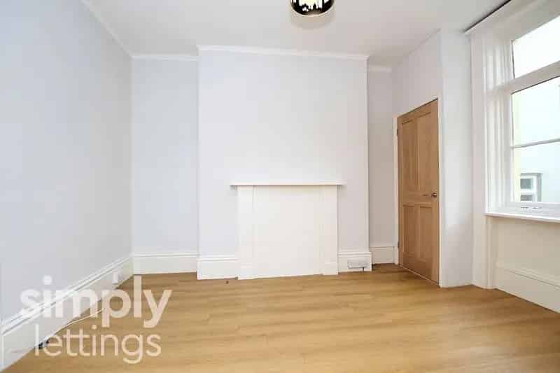 1 Bedroom Flat to Rent Brighton Seafront Small Pet Considered