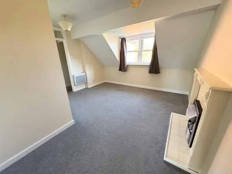 1 Bedroom Flat For Sale Aldershot Share of Freehold