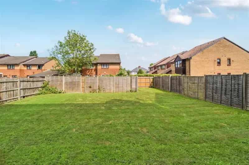 1 Bed Flat for Sale Near Tube - First Time Buyer Ideal