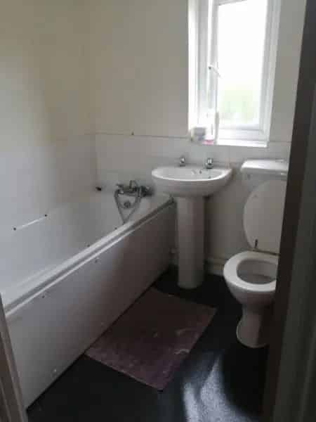 Spacious 3 Bedroom House with Large Garden and Parking