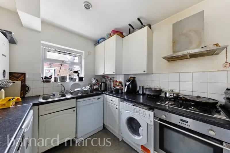 Spacious 2-Bed Terraced House Near Norbury Station