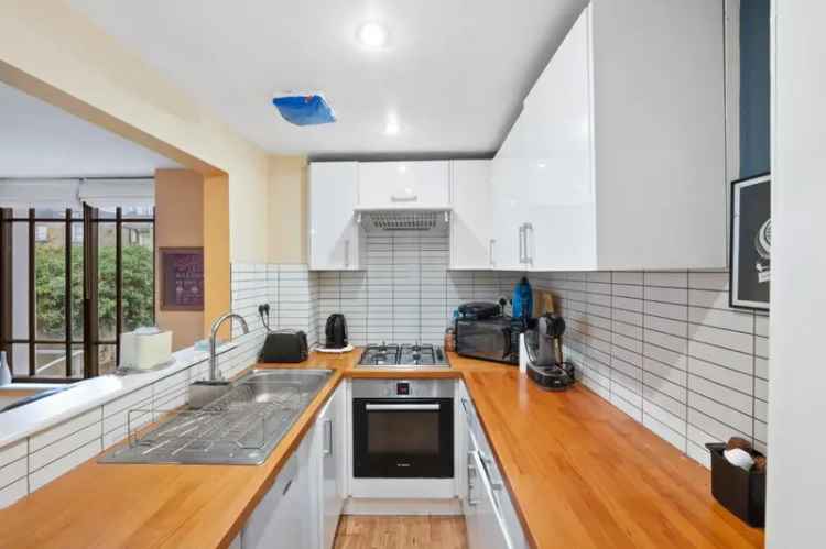 2 Bedroom Flat for Sale in Stoke Newington