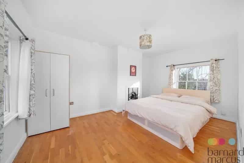 Spacious Family Home Near Central London - Chain Free