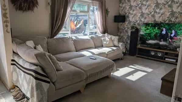 3 Bed End Terrace House with Gardens