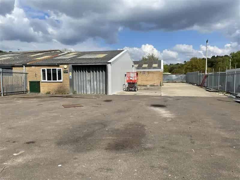Versatile Industrial Unit with Yard - Ideal for Storage or Industrial Use