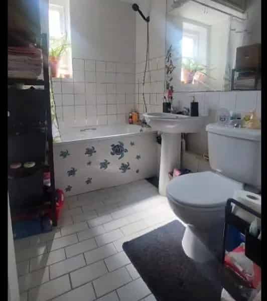 Spacious 2 Bedroom Flat Near Tube Rail Bus Shops Schools Parks