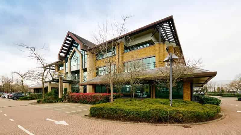Crawley Offices near Gatwick Airport: Modern Workspace with Terraces